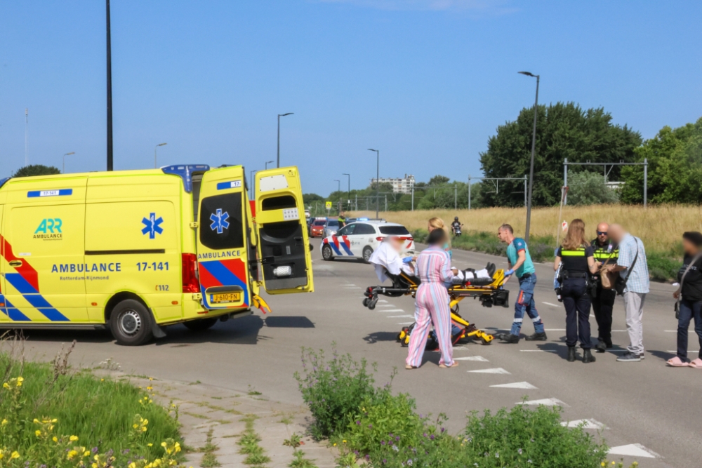 Vrouw op fiets raakt gewond doordat ze tegen auto aanrijdt