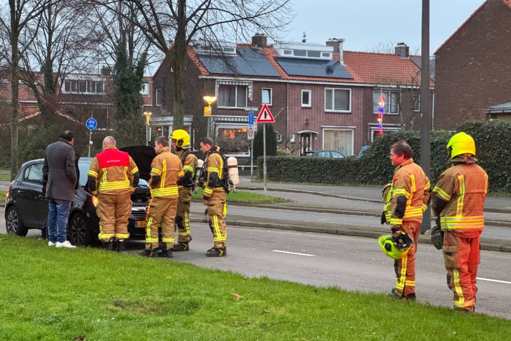 Gemelde brand niet gevonden bij auto midden op de weg