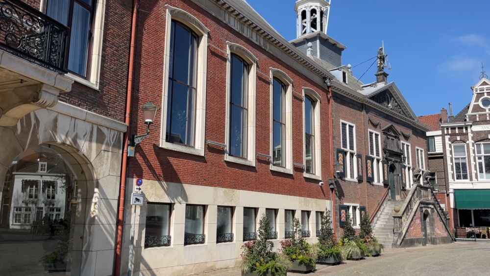 AZC-debat Vlaardingen: maximaal 100 man publiek en geen spandoeken
