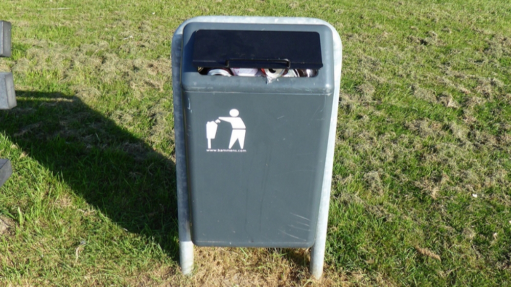 Vlaardingse afvalbakken krijgen klepje in strijd tegen troep op straat