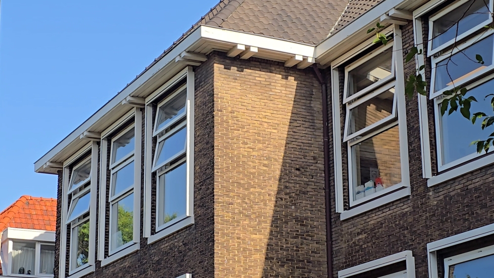 Wie moet er voor zorgen dat de schoollokalen wel tegen de hitte kunnen?