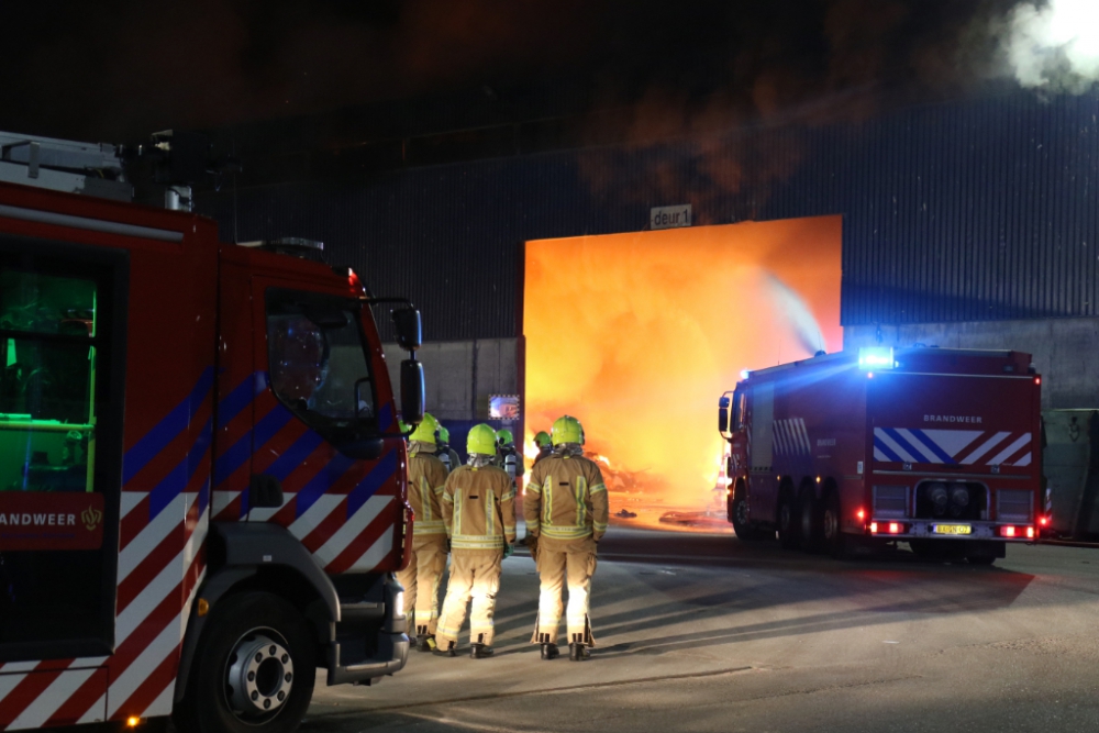 Oorzaak grote brand bij Vlaardingse afvalverwerker mogelijk 'Schiedamse' batterijen bij het huisvuil