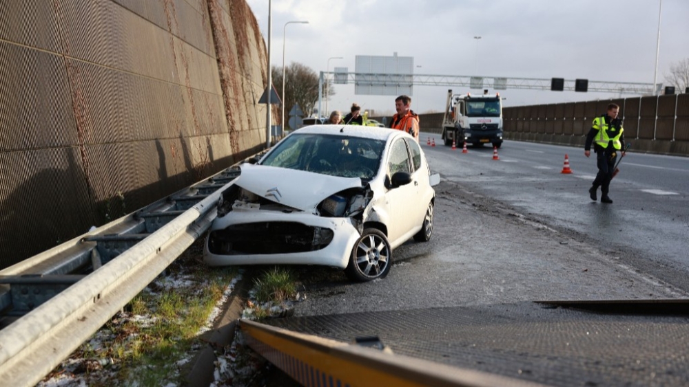 Auto glijdt uit door gladde A20 en belandt via vrachtwagen in de vangrail