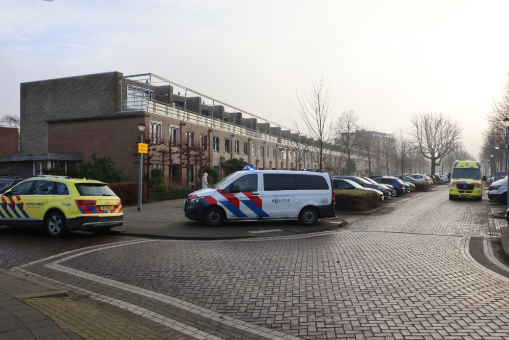 Kind in medische nood in Vlaardingen-Ambacht, hulpdiensten snel ter plaatse