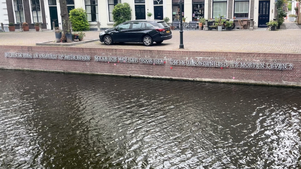 Slavernijkunstwerk, dat eerder vernield werd, nu versierd met hartjes