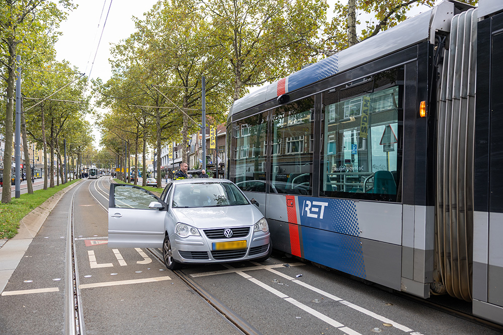 Automobilist ziet tram over het hoofd in Schiedam-Centrum