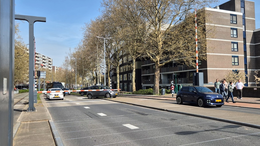 Slagboom Proveniersbrug raakt in storing: auto's vervolgen hun weg op verkeerde weghelft