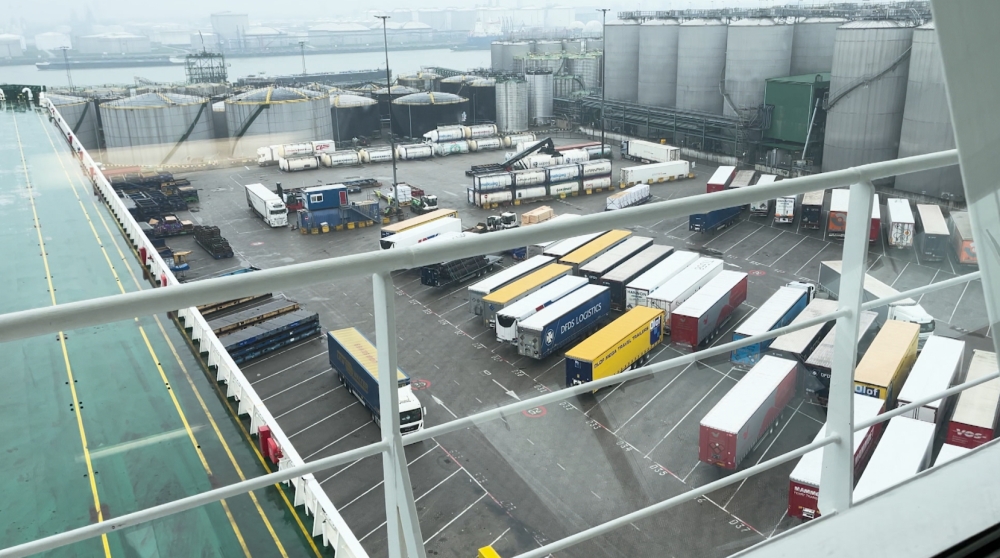 Politie vist negen illegale migranten uit vrachtwagen in Vlaardingen