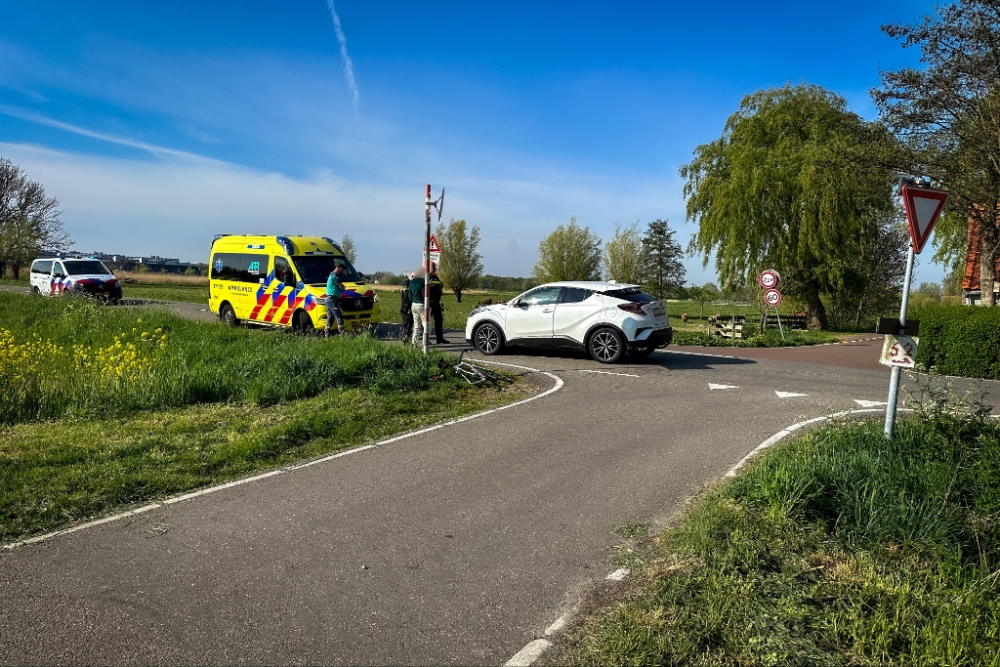 Fietser raakt gewond bij aanrijding met auto op Harreweg