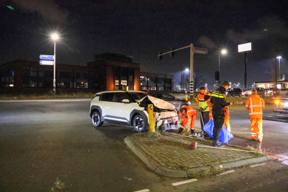 Forse aanrijding tussen twee auto's bij Vijfsluizen