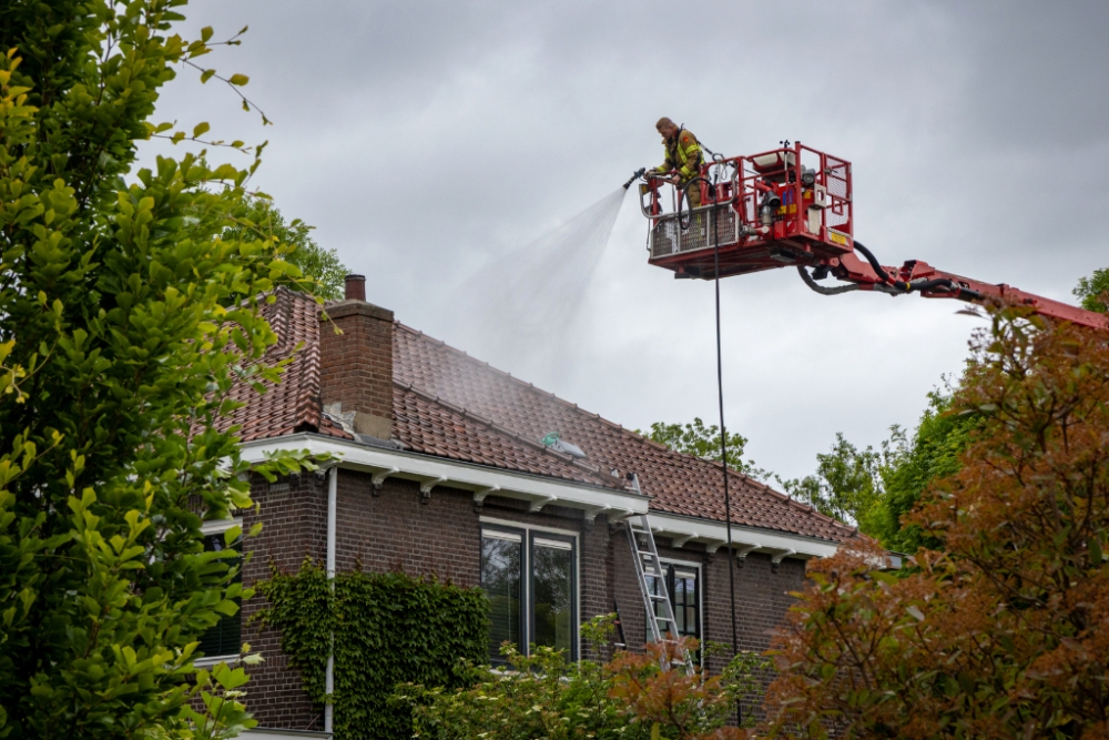 Brand in dak van woning Mozartlaan snel onder controle