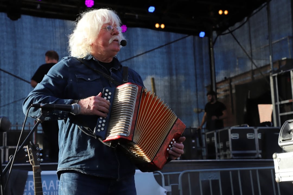 Muzikant Rien de Bruin overleden, bekend van The Amazing Stroopwafels