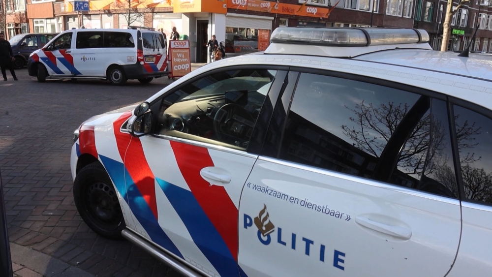 De politie bij de Coöp in Schiedam-West na een overval. Bij de reeks overvallen in West in het voorjaar van 2025 werden meerdere verdachten aangehouden, allen minderjarig