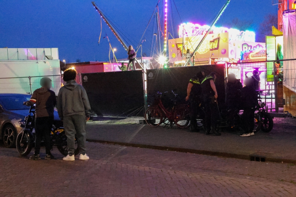 Onrust bij de kermis: politie grijpt in, fouilleert en plaatst camera