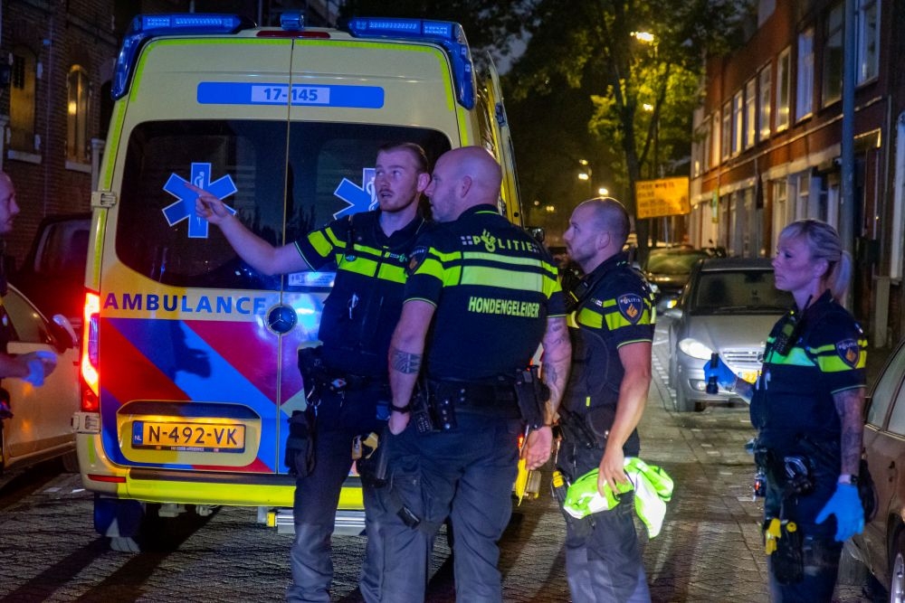 Steekpartij in woning, één gewonde met spoed naar ziekenhuis
