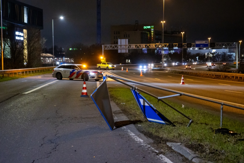 Wagen vliegt over de vangrail na aanrijding met drie auto's, bestuurder aangehouden
