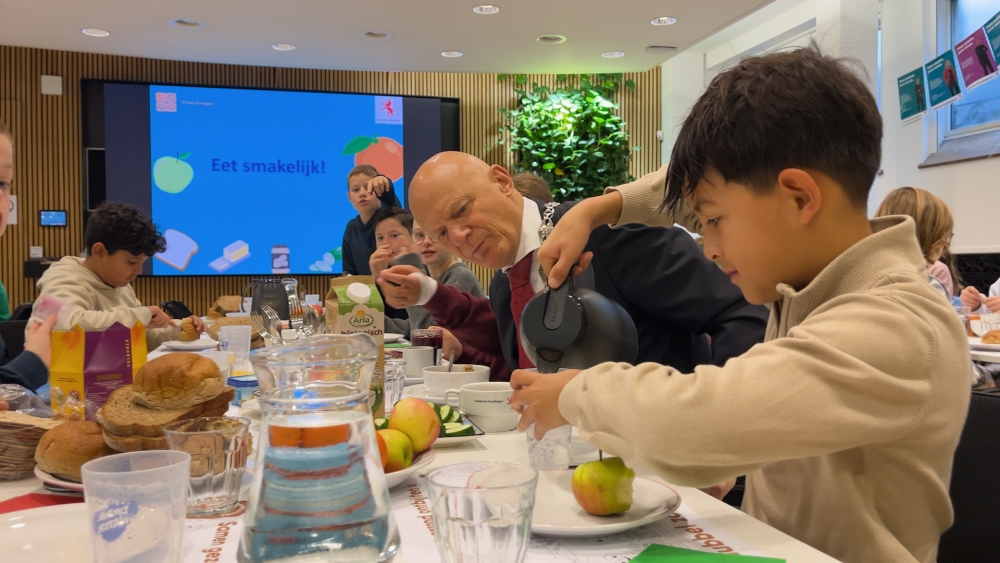 Kinderen schuiven aan voor ontbijt bij de burgemeester: 'Hartstikke gezellig'