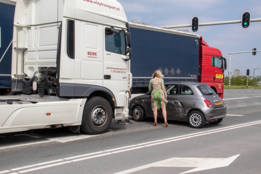 Auto eindigt bij botsing bij Vijfsluizen dwars voor vrachtwagen