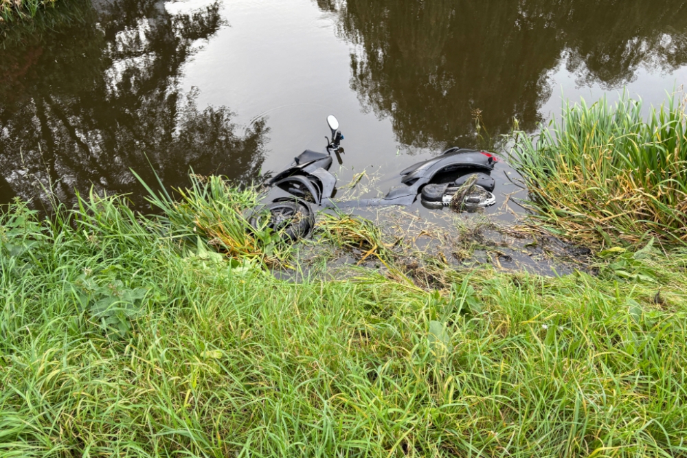 Motorscooterrijder verliest macht over het stuur en raakt te water