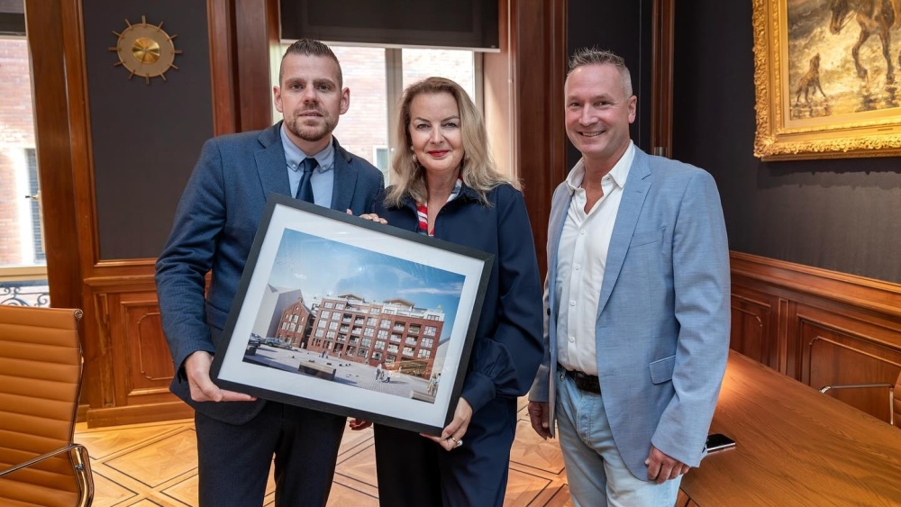 Wethouders Rens de Ron (links) en Ivana Somers (midden) samen met ontwikkelaar Martin van der Laan (rechts)