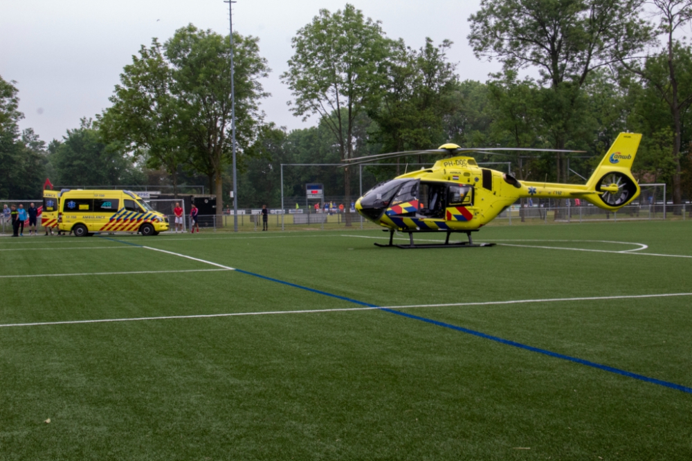 Traumahelikopter landt op voetbalveld voor medisch incident