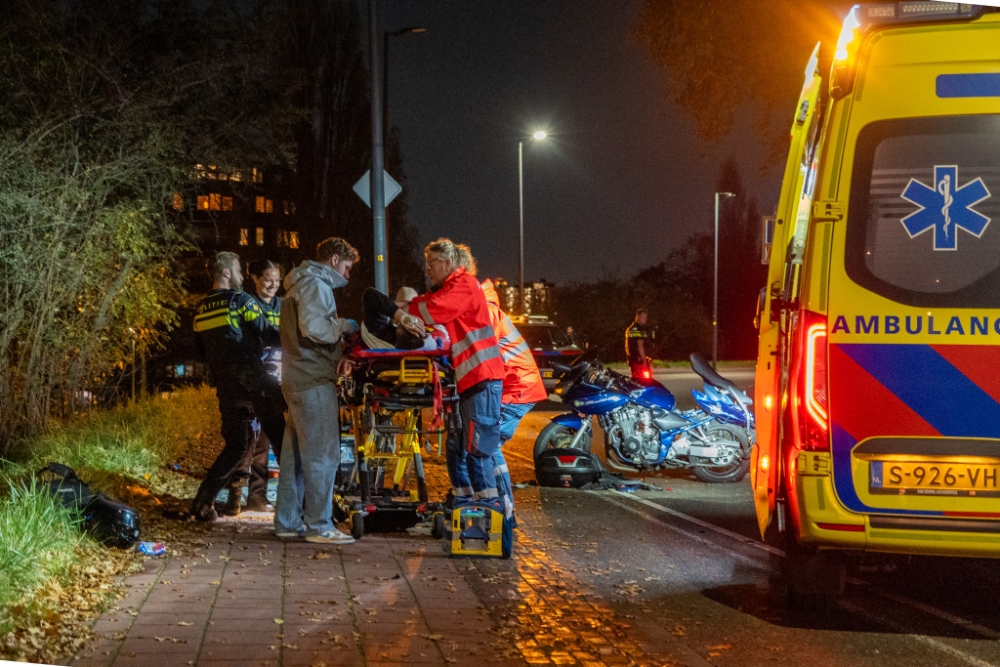 Motorrijer vliegt uit de bocht en botst op lantaarnpaal