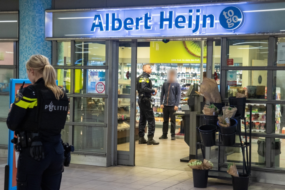 AH-to-go overvallen door 'man met sjaal', getuigen horen knal