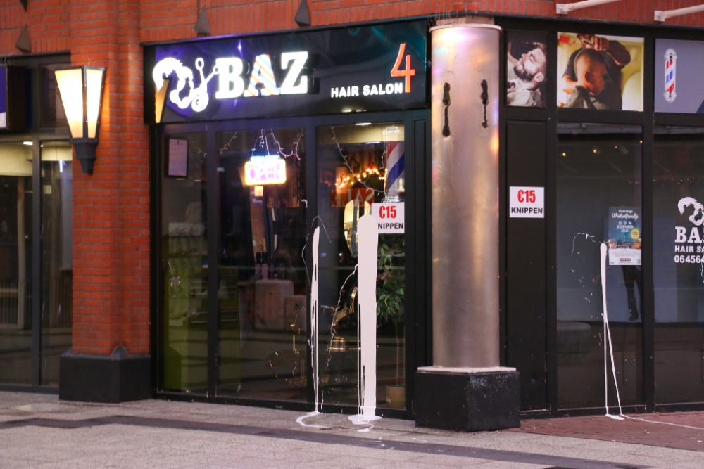 Ramen kapperszaak Liesveld besmeurd met verf