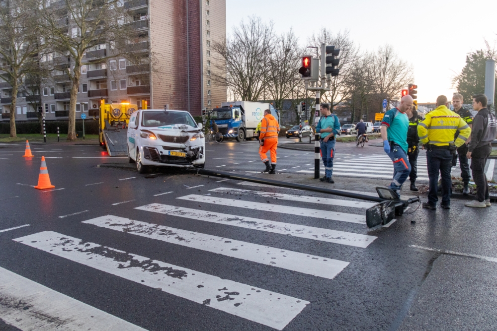 Busje rijdt lantaarnpaal omver bij kruising Lepelaarsingel in Vlaardingen