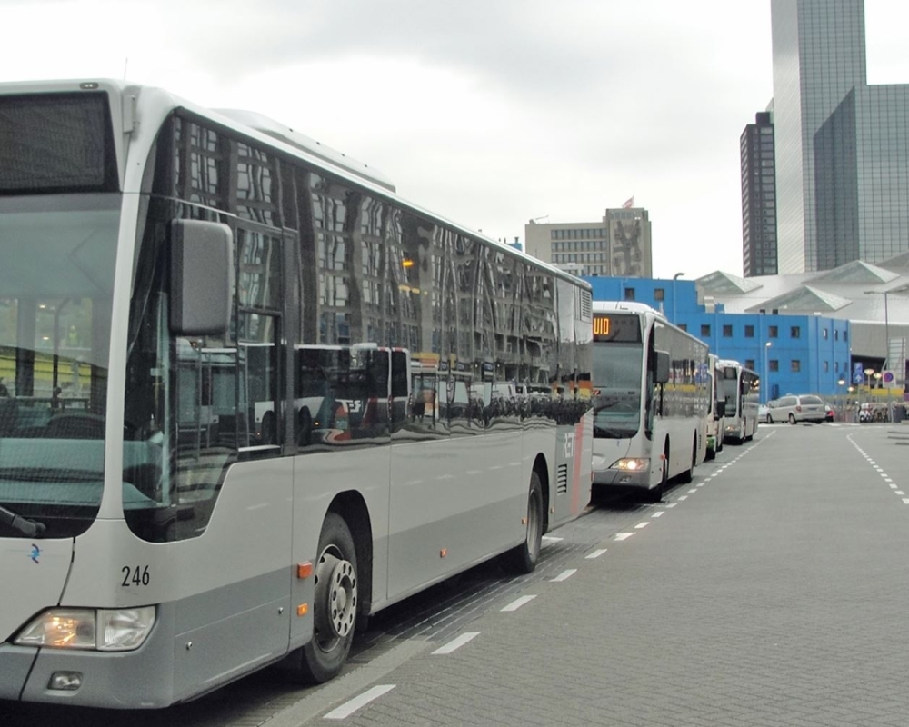 Bussen bij de halte op Rotterdam Centraal