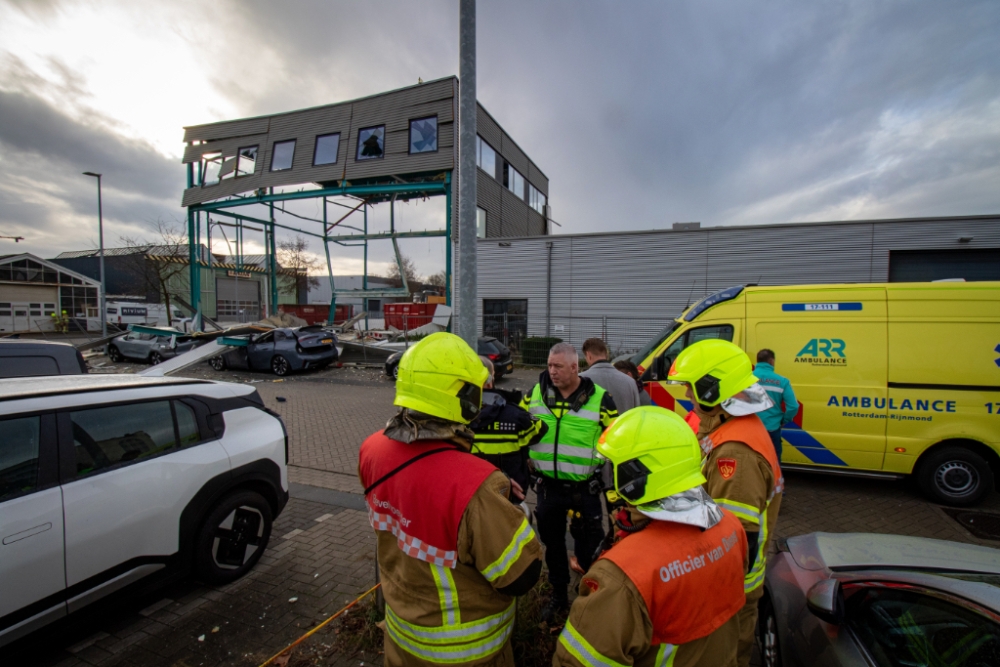 Slooppand ingestort op De Gheynstraat in Schiedam, geen gewonden