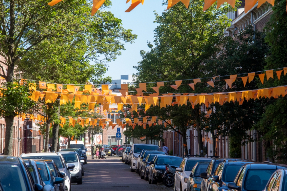 De straten kleuren meer en meer Oranje