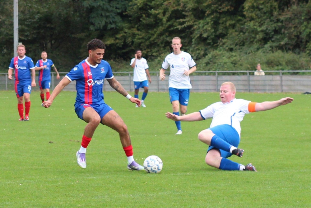 Len Bleeker (links aan de bal)