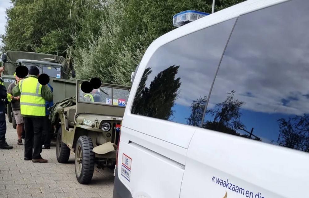 Politie krijgt melding 'langzaam rijdende legervoertuigen' bij Schiedam