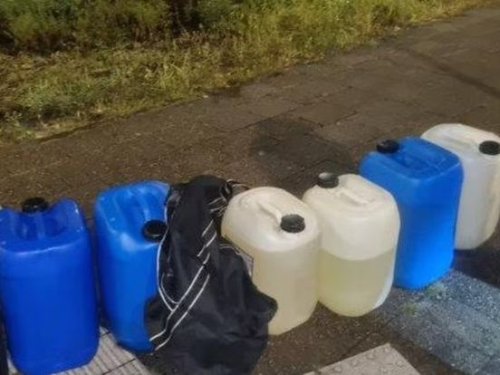 Mannen vluchten met jerrycans, bivakmutsen én 260 km/u voor de politie, tot de benzine op is