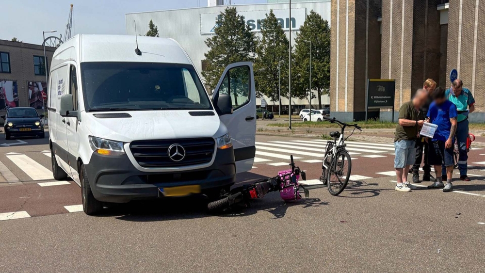 Fatbike raakt in botsing met bestelbus, fietser vervoerd naar ziekenhuis