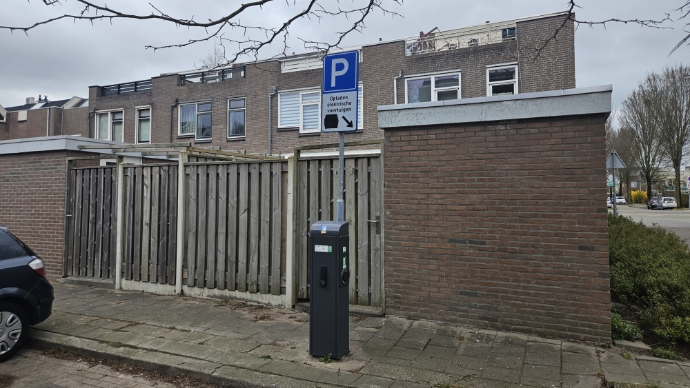 Bewoner wil laadpaal verplaatsen, gemeente: ‘Zet klacht maar op sociale media’