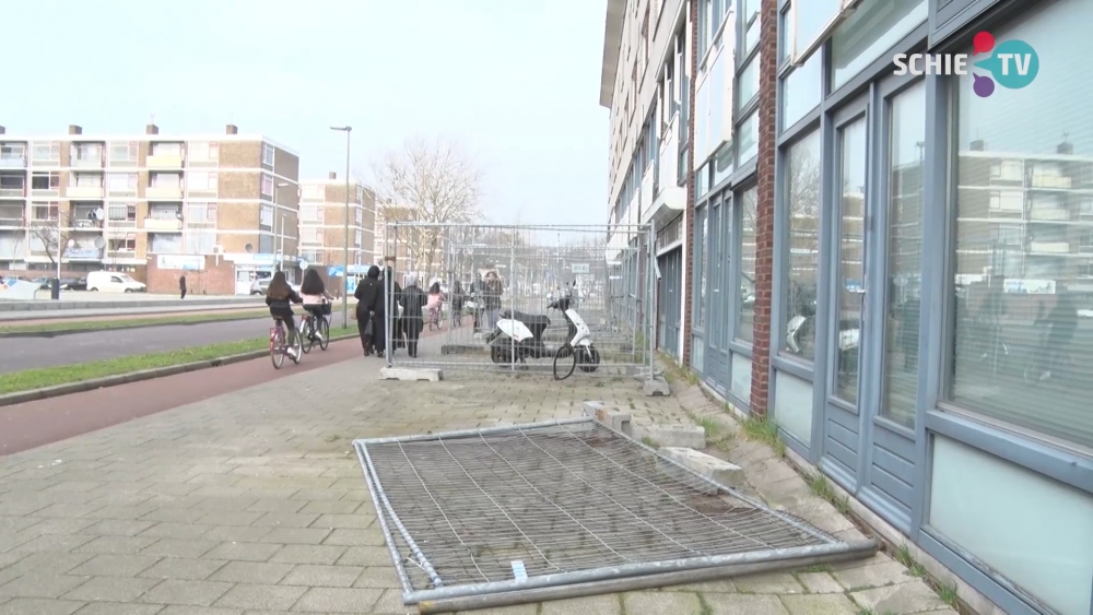 Eindelijk gaan de hekken op de Parkweg weg