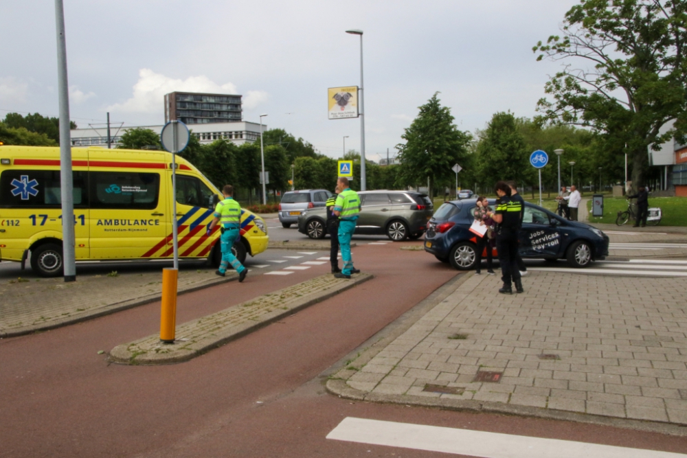 Aanrijding tussen twee auto's en een verkeerszuil