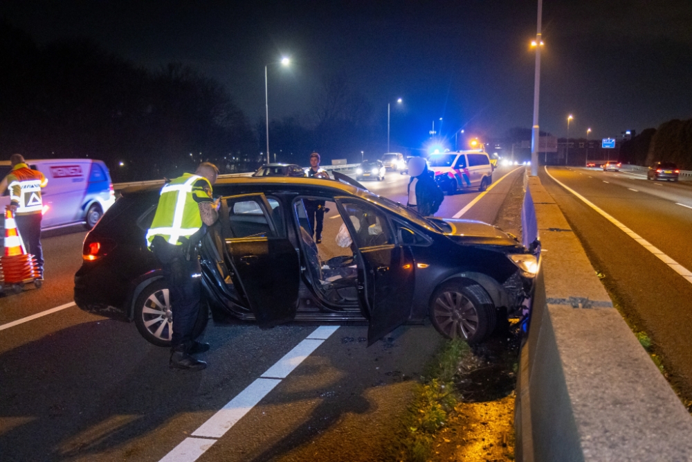 Auto botst op snelweg op andere wagen én op betonrand