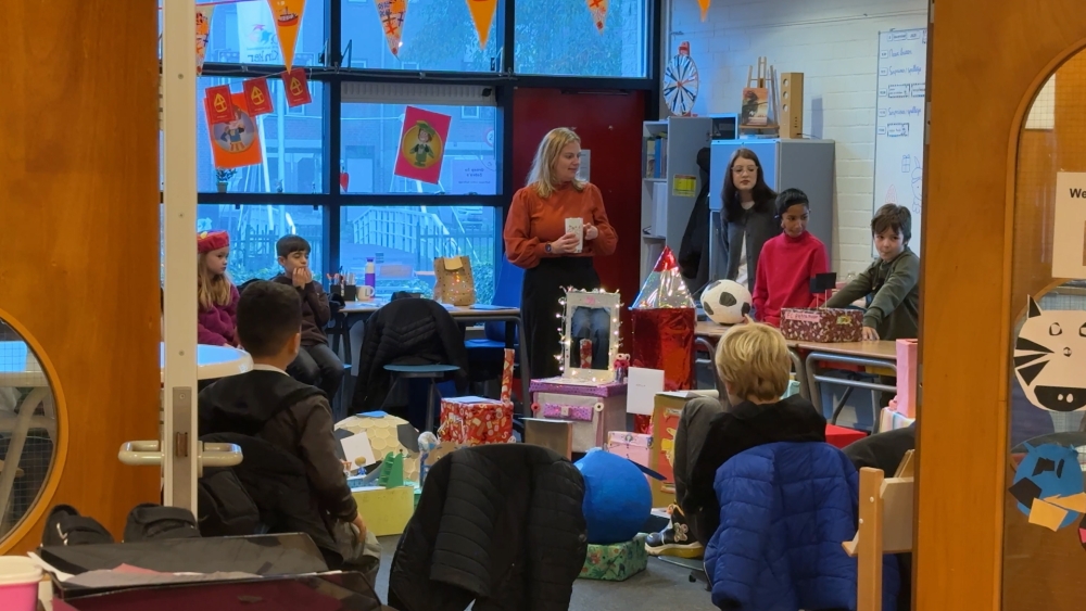 Sinterklaasfeest op basisscholen, maar gebeurt dat met surprises of niet?