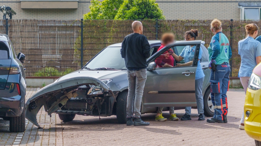 Oudere vrouw beschadigt auto bij uitparkeren in Vlaardingen
