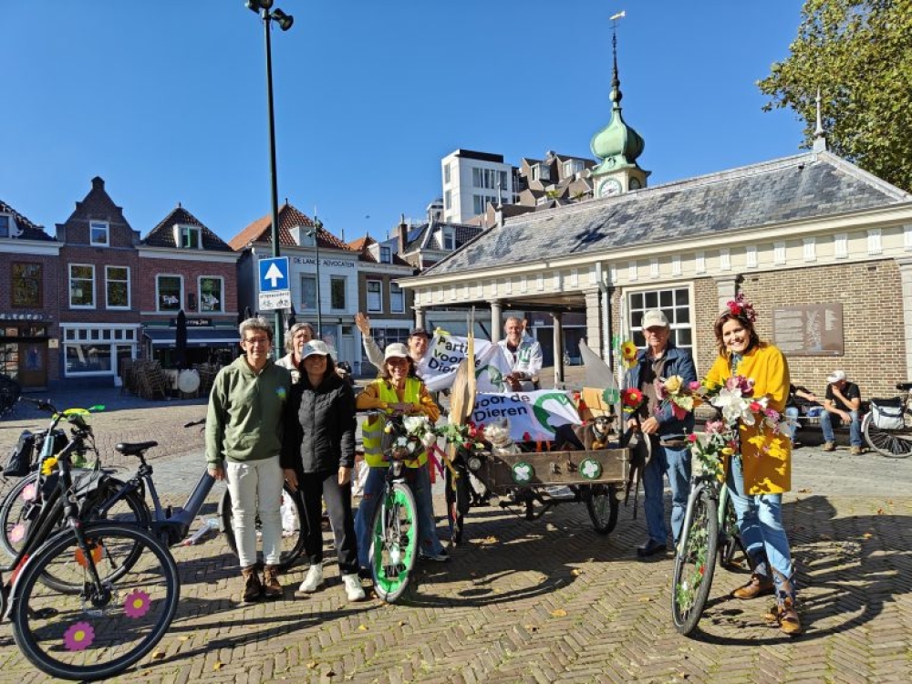 Partijleden tijdens een activiteit in Vlaardingen