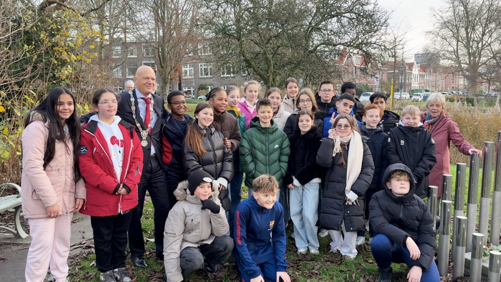 Bloemen leggen en kaarten schrijven: Het Spectrum leert over mensenrechten