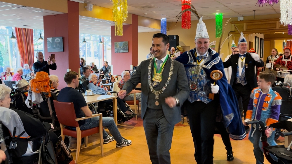 ‘Wij nemen Brandersgat over!’ Burgemeester overhandigt stadssleutel aan prinsen