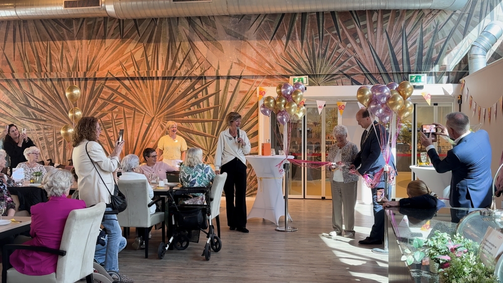 Brasserie van het Zonnehuis vernieuwd, bewoners genieten van high tea