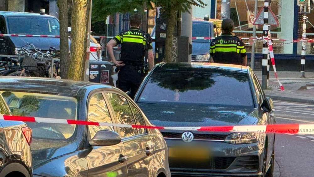Agenten bij het verdachte voertuig op de Nieuwe Binnenweg