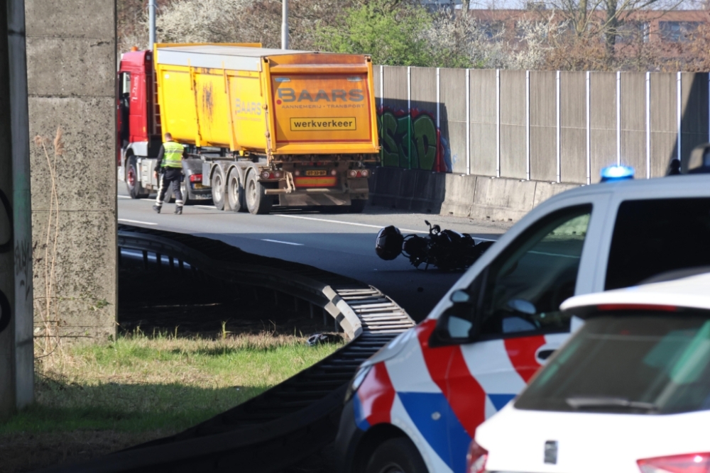 Identiteit bekend: overleden motorrijders na ongeluk waren 40 en 22 jaar