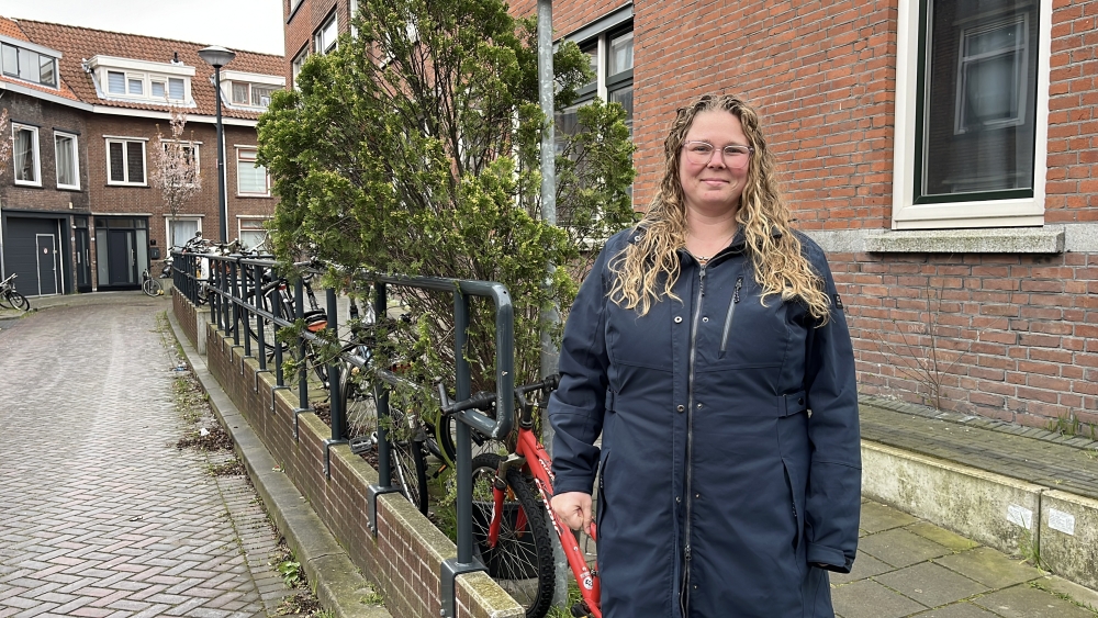 Charell vreest voor veiligheid in haar straat door hoge stoep en foutparkeerders