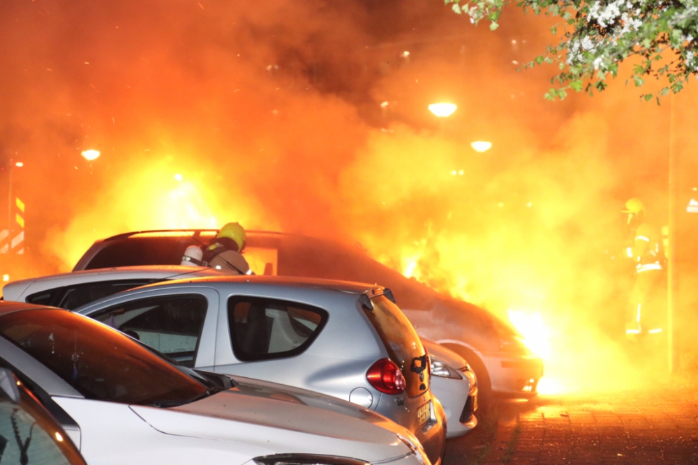 Drie auto's verwoest bij felle brand